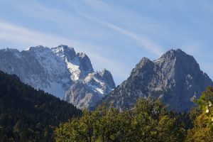 Blick von Garmisch-Partenkirchen auf die Zugspitze